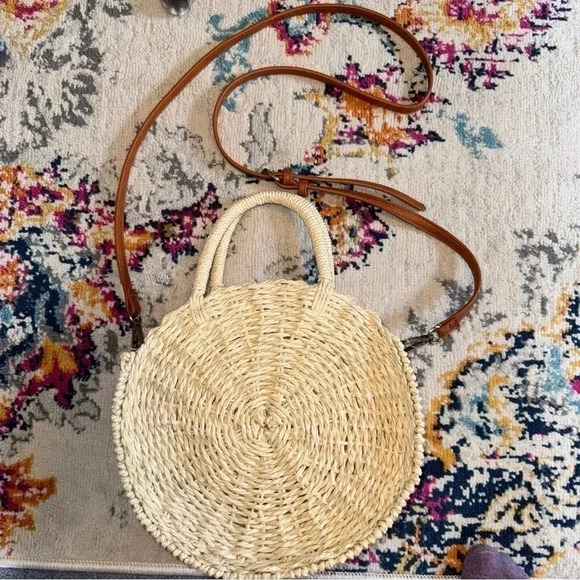 New Woven Circle Crossbody Bag - Picture 1 of 3